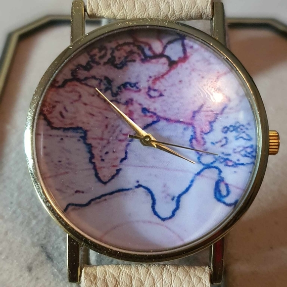 🦋10/$20🦋 Goldtone Mapface Leather Women's Watch - Picture 1 of 4